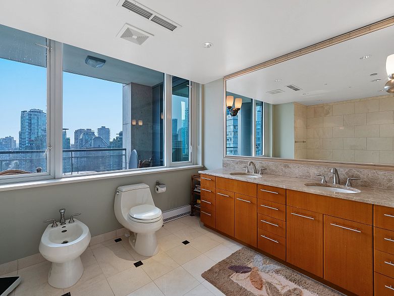 2502 323 Jervis Street