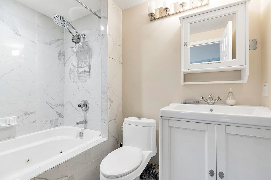 1306 1383 Howe Street