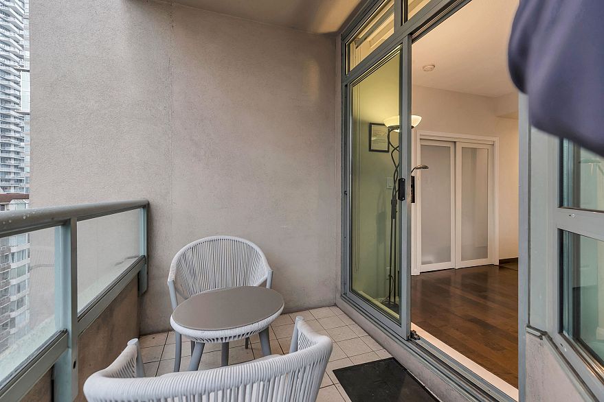 1306 1383 Howe Street