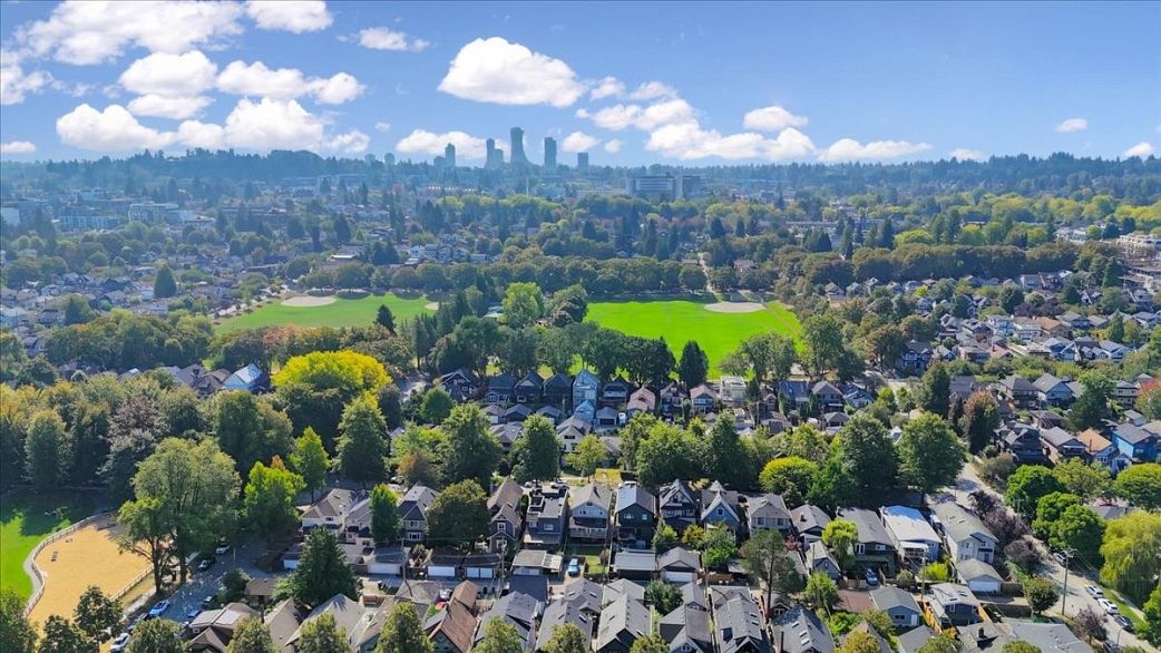 307 876 W 16th Avenue