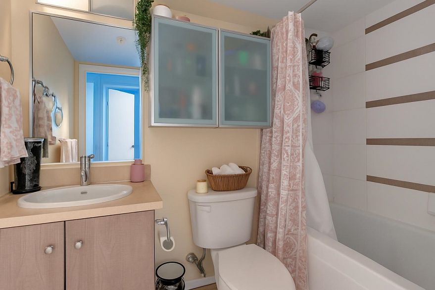 2704 909 Mainland Street