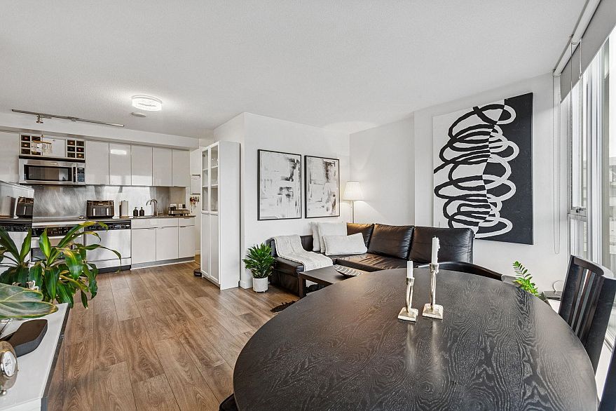 2810 233 Robson Street