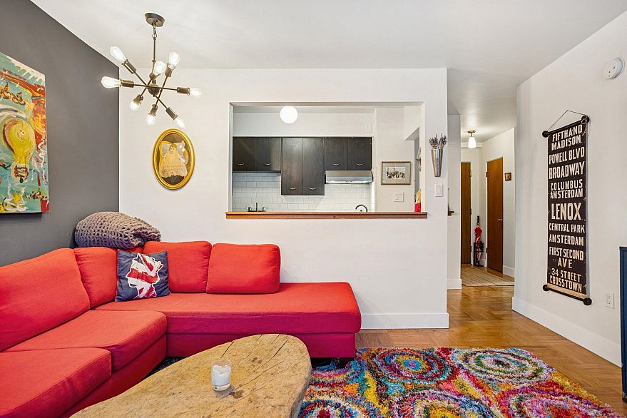 204 1050 Chilco Street