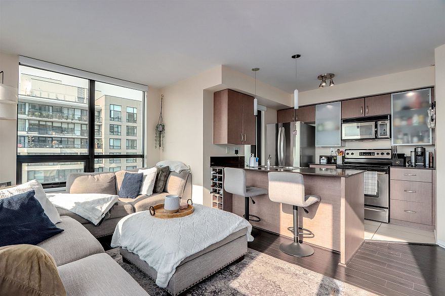 2704 909 Mainland Street