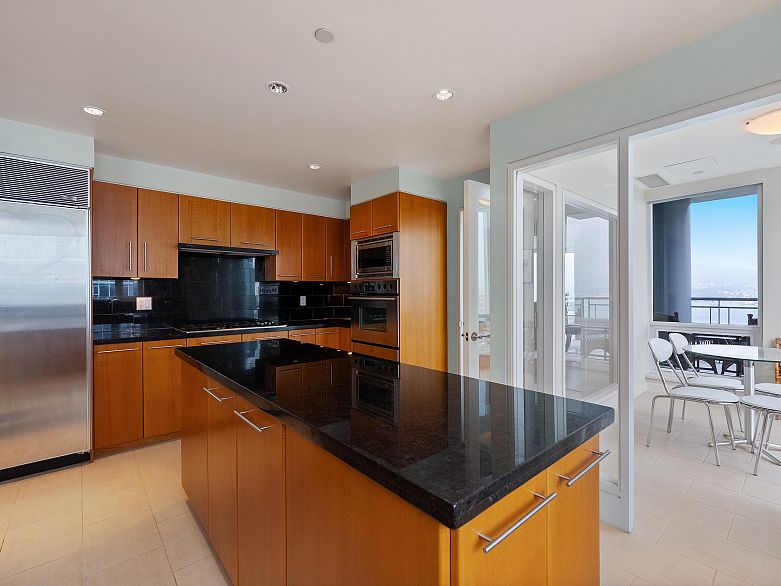 2502 323 Jervis Street