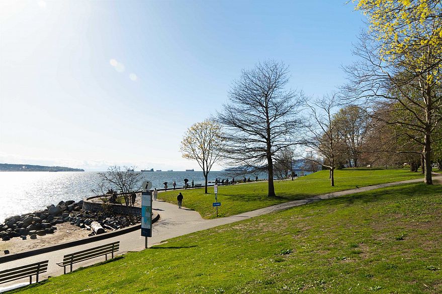 204 1050 Chilco Street