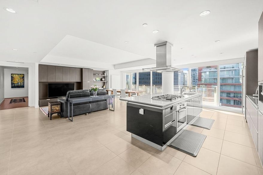 2101 1139 W Cordova Street