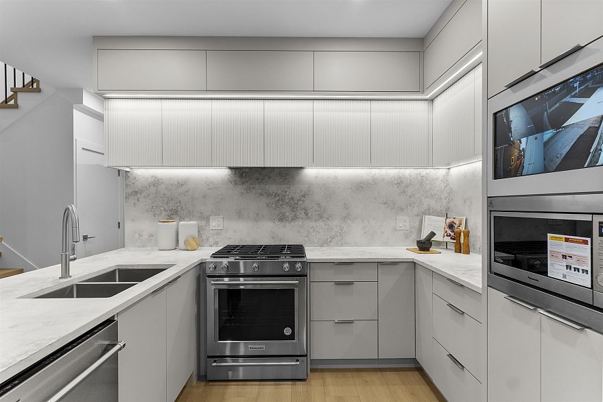 1 2386 E 45th Avenue