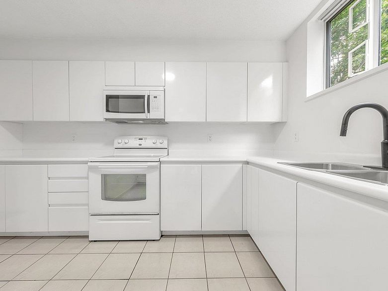 307 3061 E Kent Avenue North