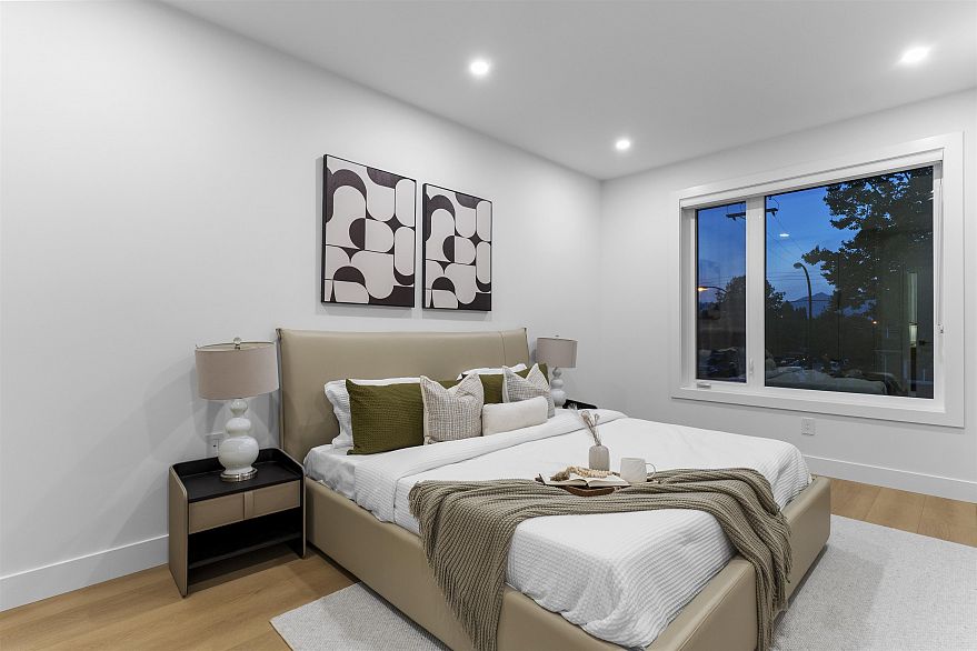 1 2386 E 45th Avenue