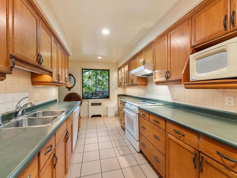 201 1695 W 10th Avenue