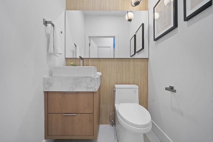 1 2386 E 45th Avenue