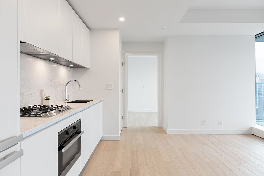 2501 1480 Howe Street