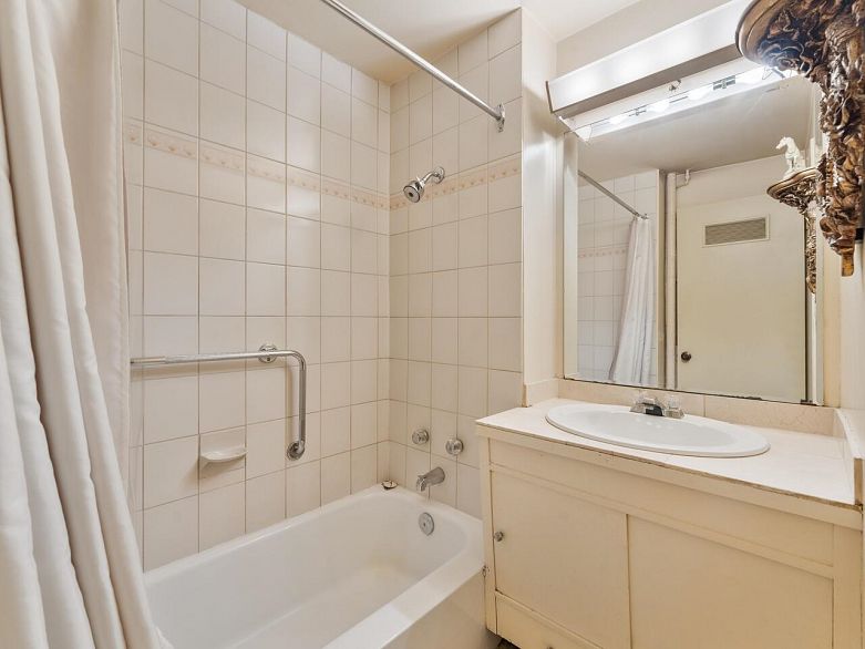 201 1695 W 10th Avenue