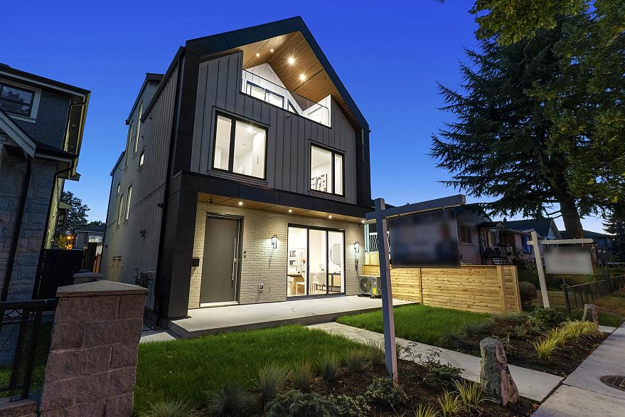 1 2386 E 45th Avenue