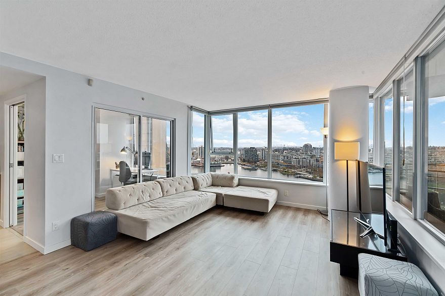 2303 33 Smithe Street