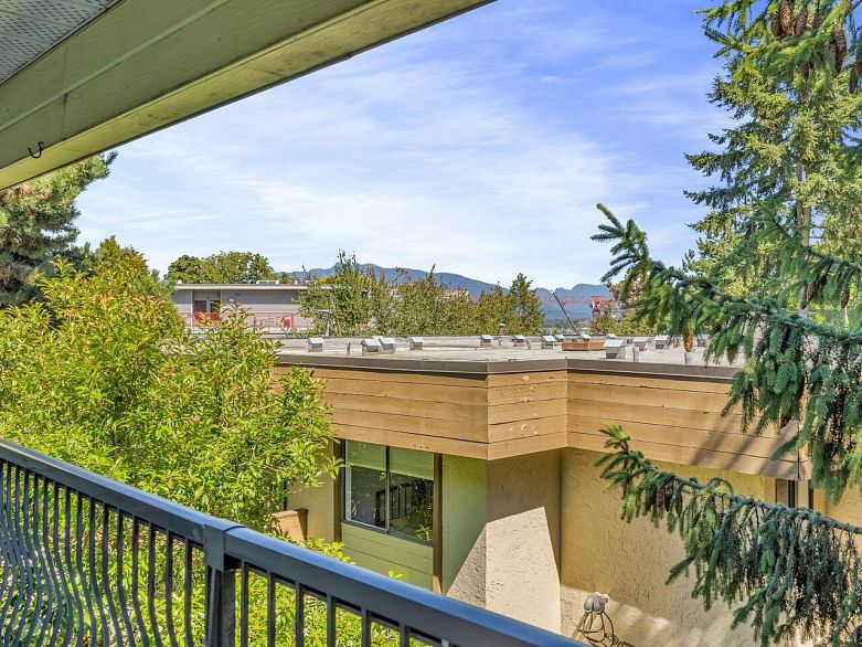 406 334 E 5th Avenue