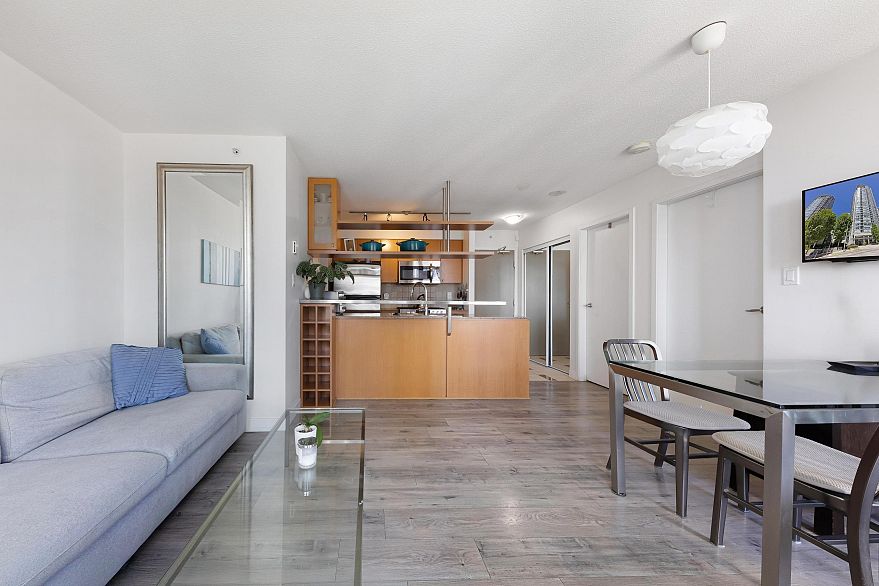 1607 1495 Richards Street