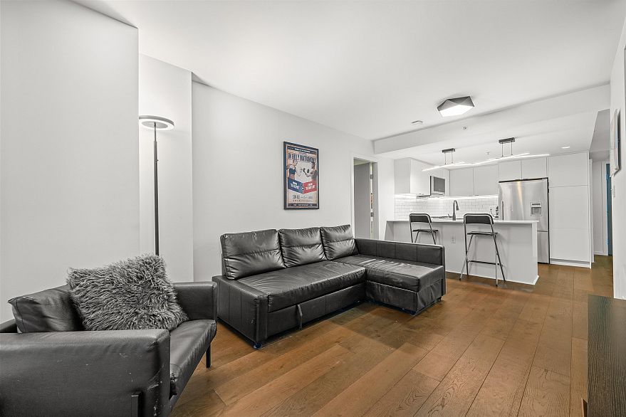 1004 1887 Crowe Street