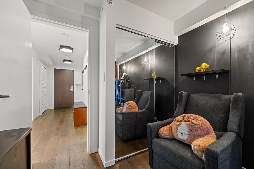 1004 1887 Crowe Street