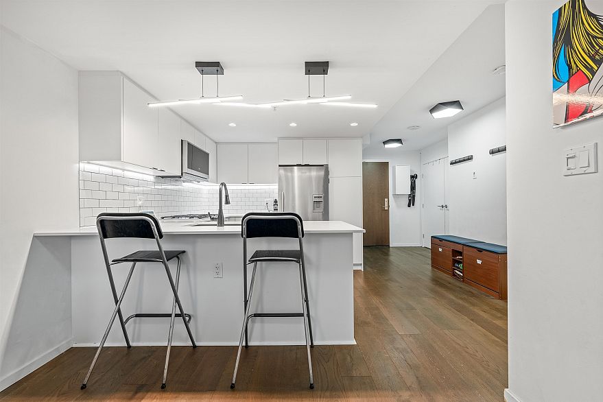 1004 1887 Crowe Street