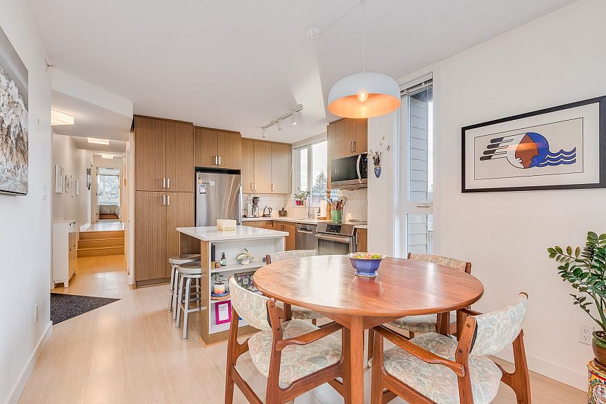 PH1 562 E 7th Avenue