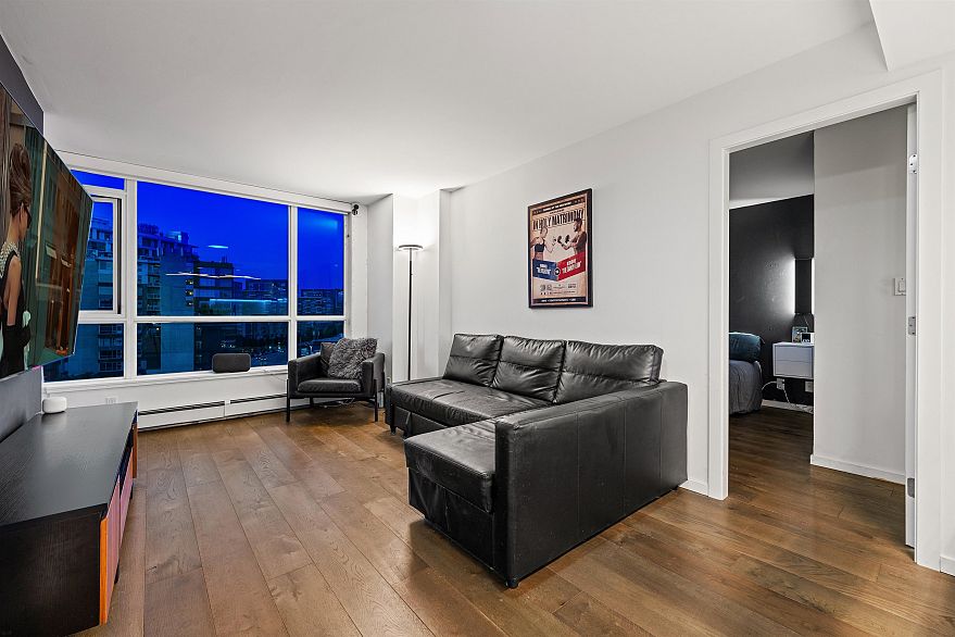 1004 1887 Crowe Street