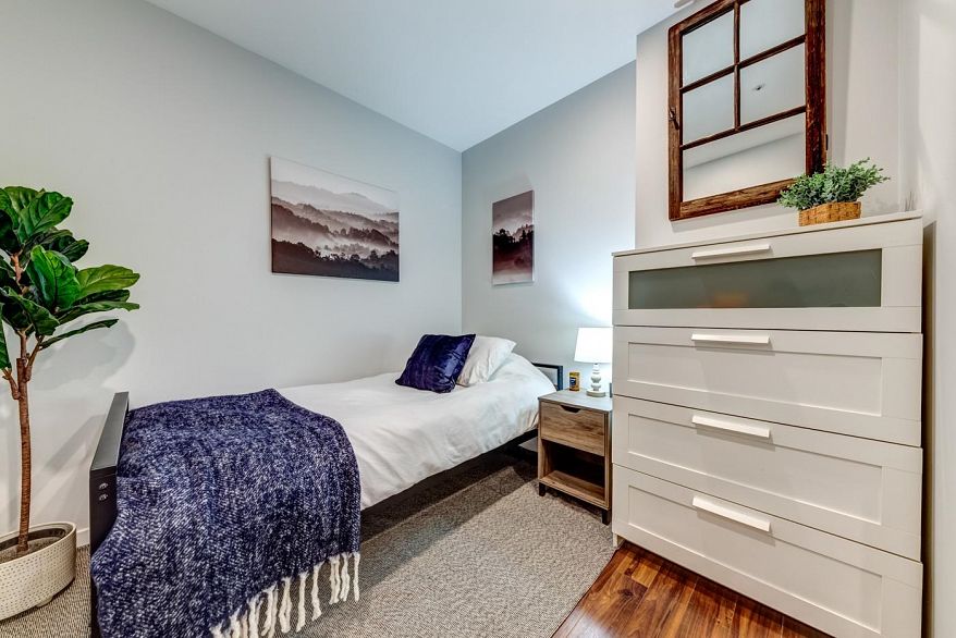 809 555 Abbott Street