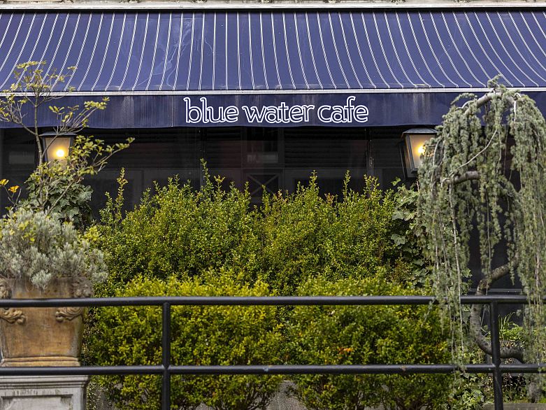 401 988 Richards Street