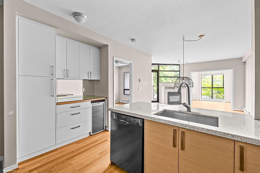 207 2228 Marstrand Avenue