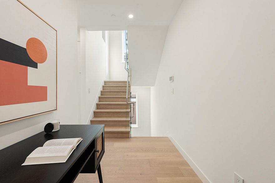 1 2750 W 19th Avenue