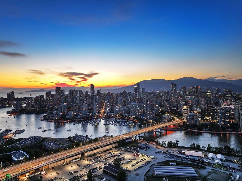 1004 1887 Crowe Street