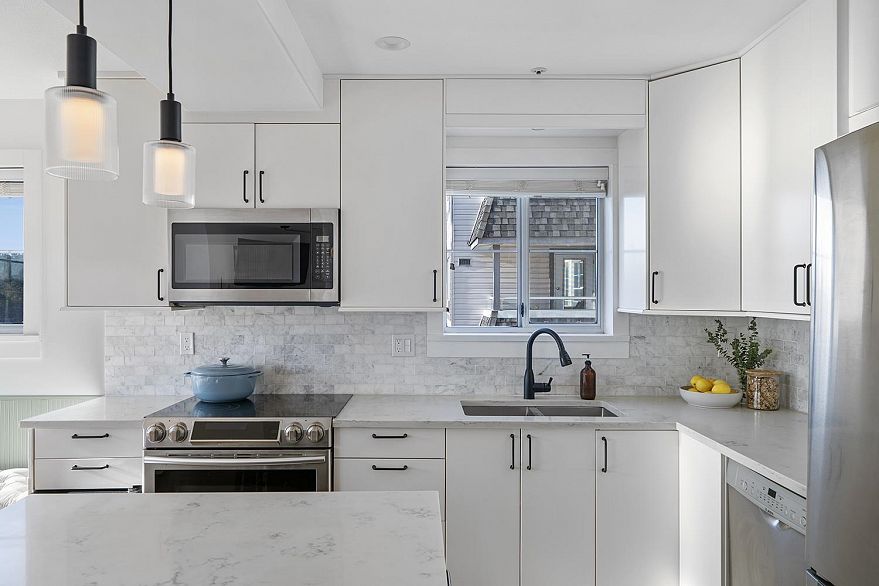 305 1950 E 11 Avenue