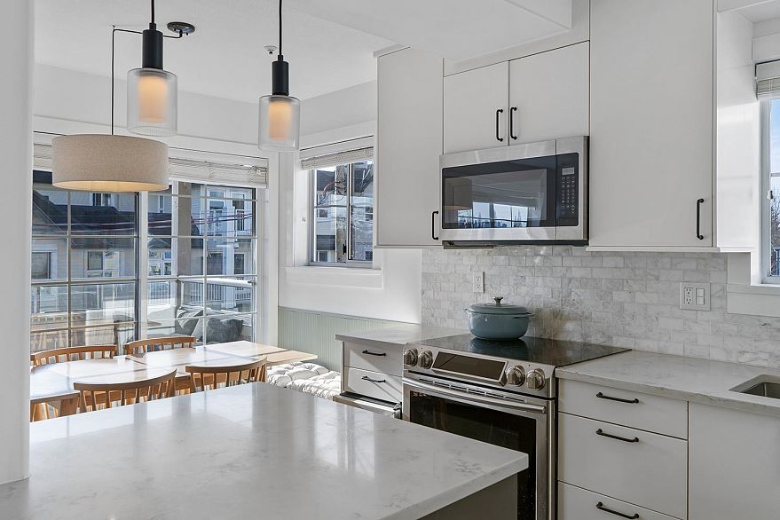 305 1950 E 11 Avenue