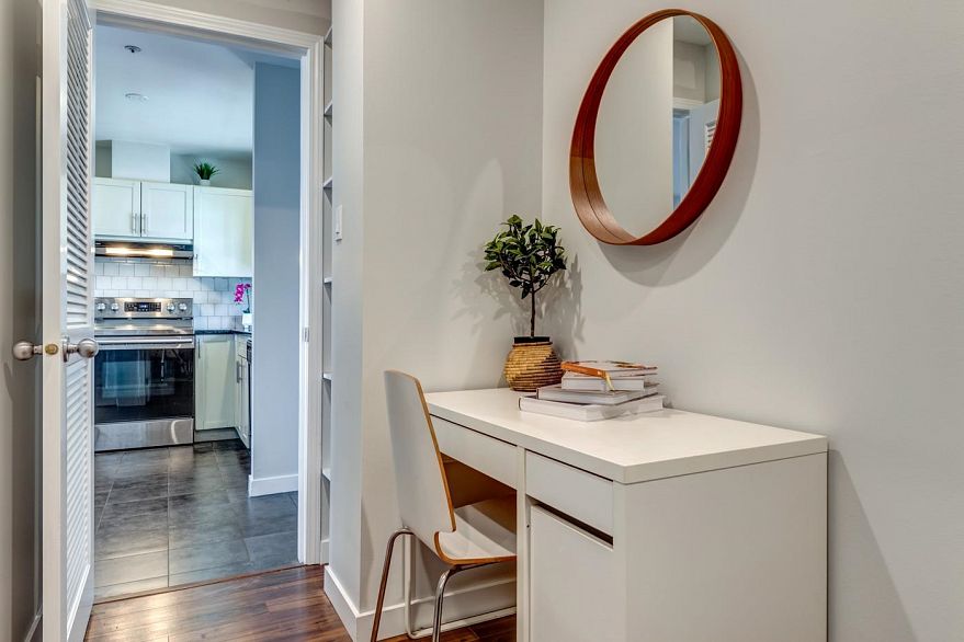 809 555 Abbott Street