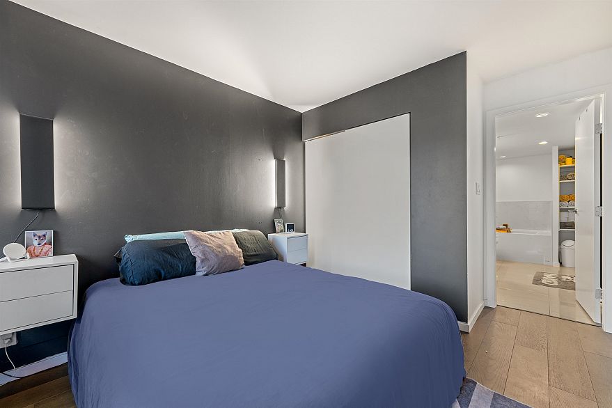 1004 1887 Crowe Street