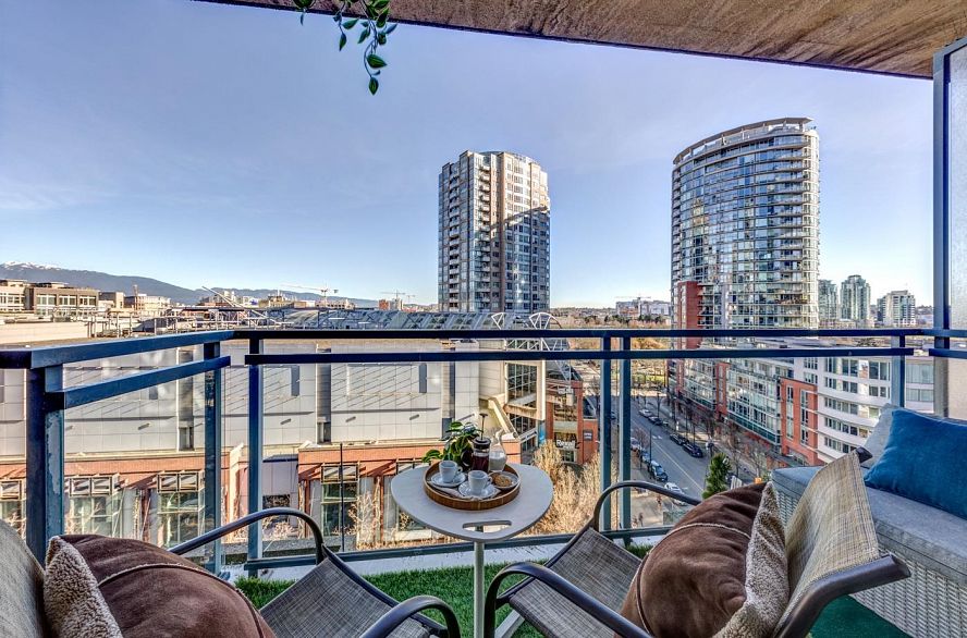 809 555 Abbott Street