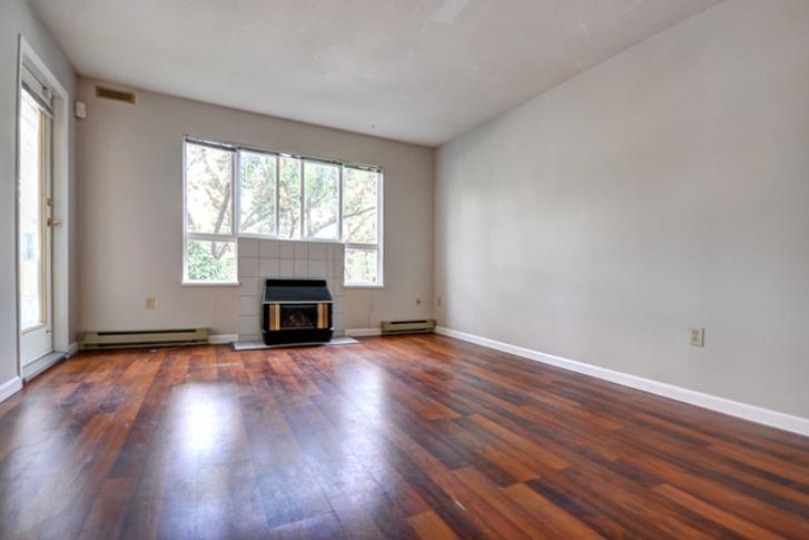 202 1641 WOODLAND DRIVE, Vancouver BC V5L 3S9