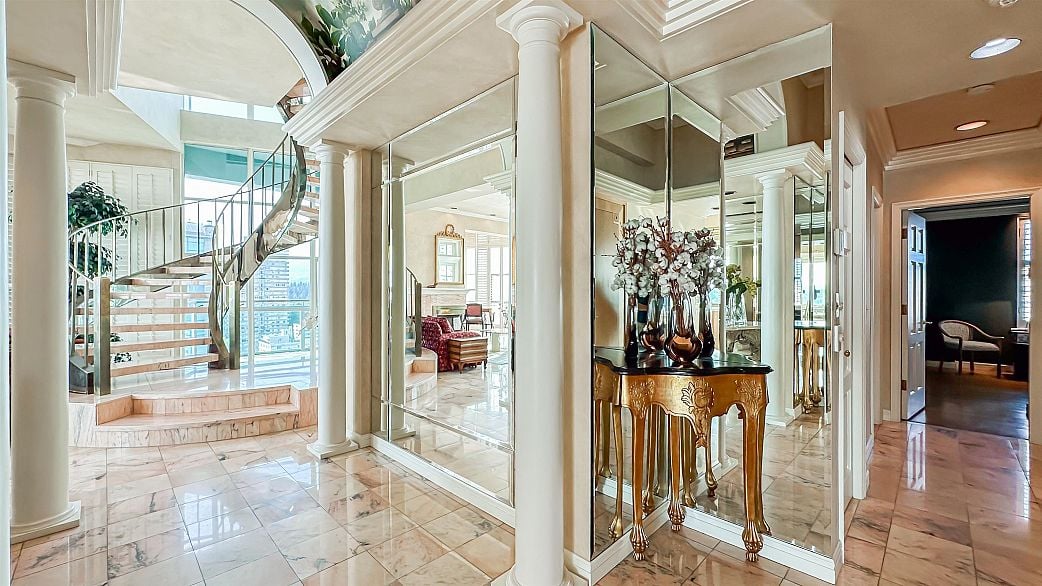 17 1861 BEACH AVENUE, Vancouver BC V7Y 1B8