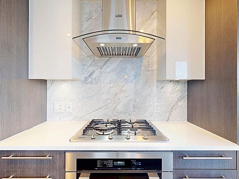 408 677 W 41st Avenue