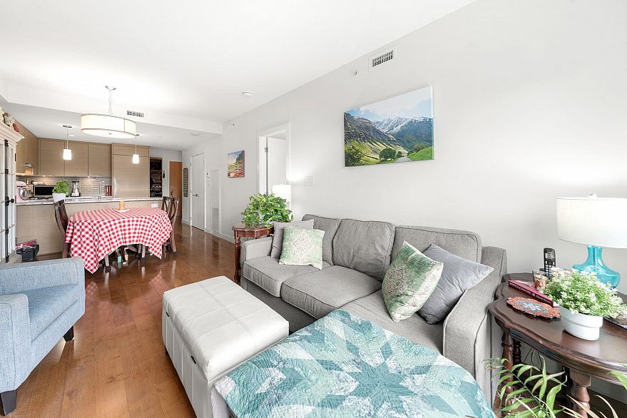 205 4083 Cambie Street