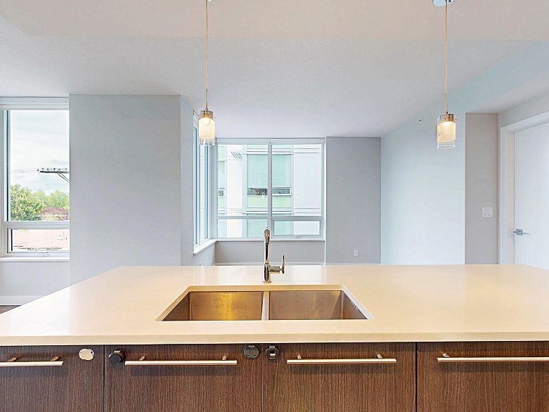 408 677 W 41st Avenue