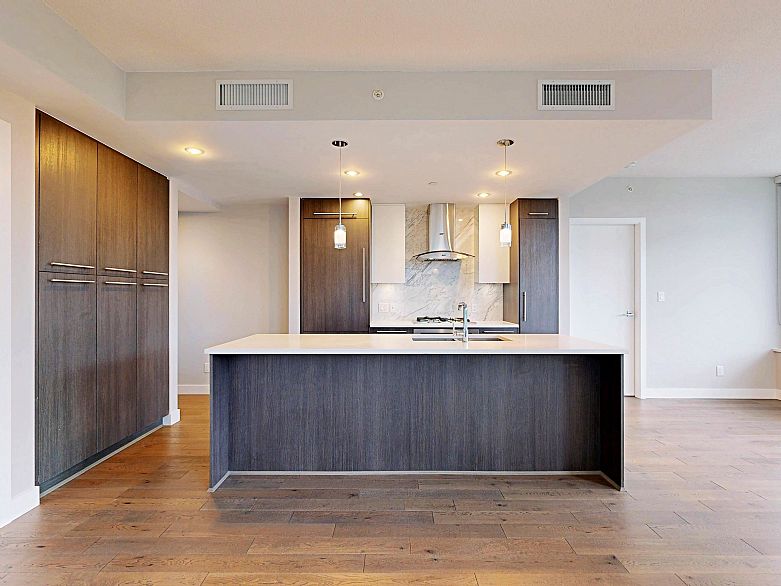 408 677 W 41st Avenue