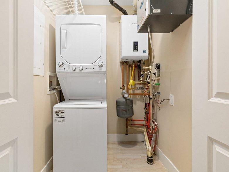 102 4577 Slocan Street