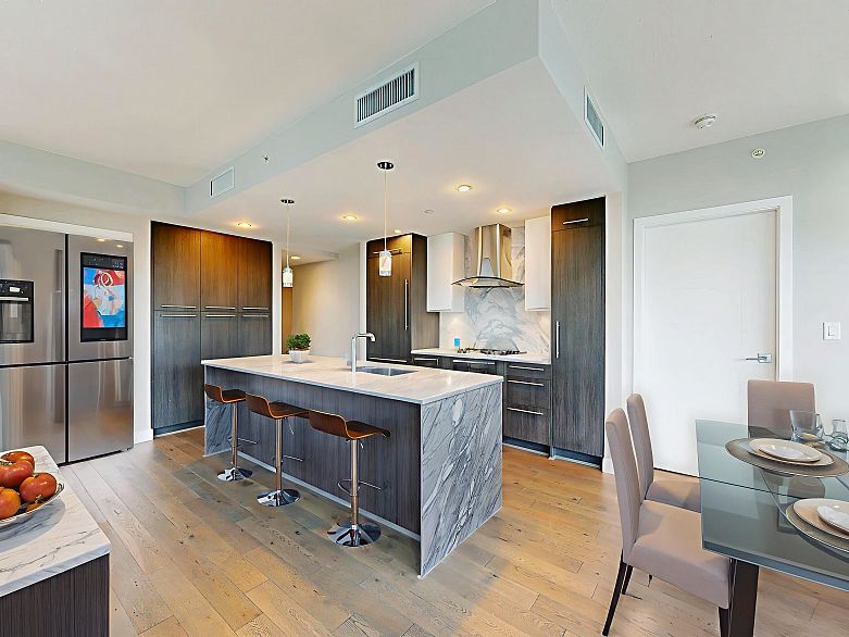 408 677 W 41st Avenue