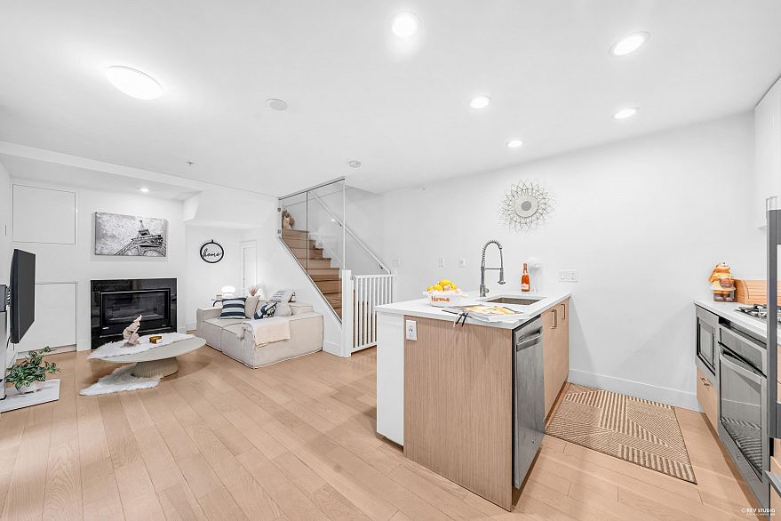 1407 East 1st Street