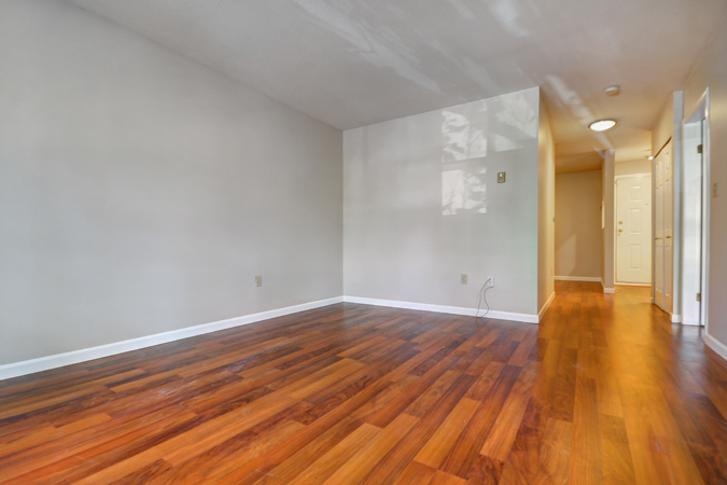 202 1641 WOODLAND DRIVE, Vancouver BC V5L 3S9