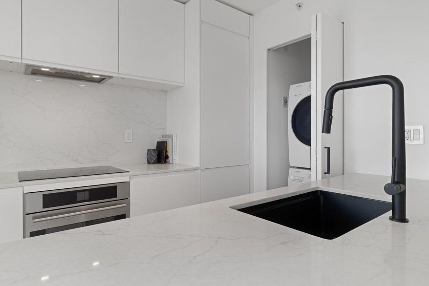 3002 909 Mainland Street