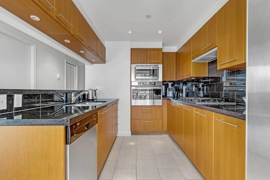 190X 323 JERVIS STREET, Vancouver BC V6C 3P8