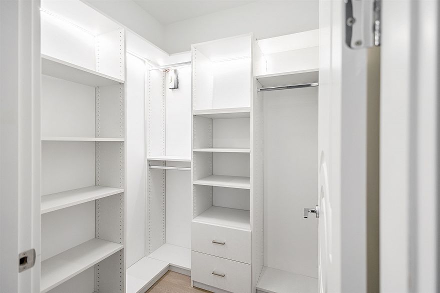 204 1009 Laurier Avenue